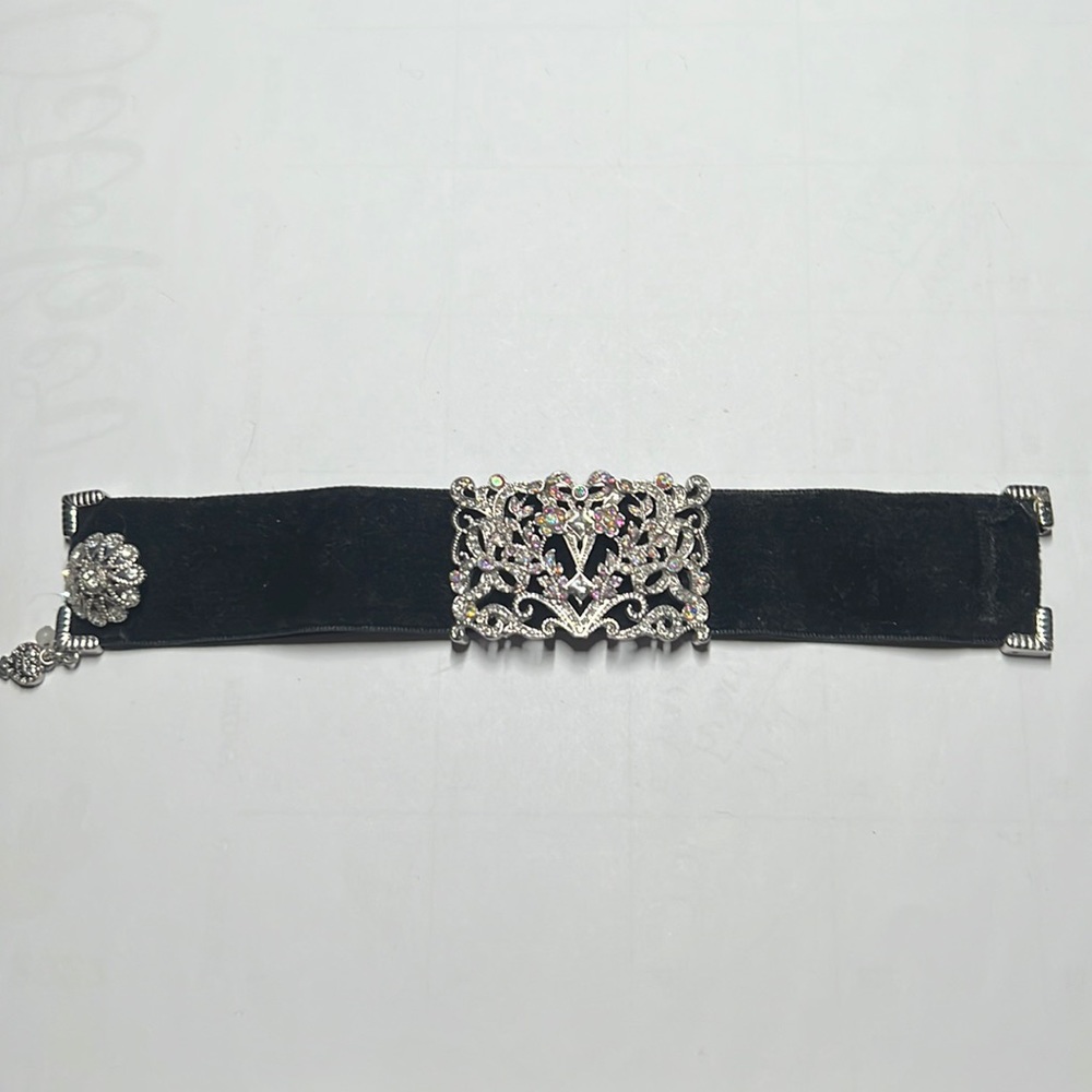 Betsey Johnson silver & black velvet ribbon bracelet euc closes w button
